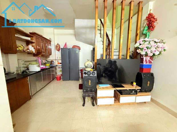 BÁN NHÀ HOÀNG MAI - SIÊU PHẨM DÂN XÂY - NGÕ THÔNG - Ô TÔ ĐỖ CỔNG - 5 TẦNG 3 NGỦ