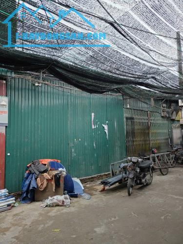Cho thuê kho xưởng gần Sân Bóng La Thành, 93 Hoàng Văn Thái, 270m2, 23 Triệu/th