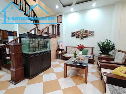 Bán nhà gần mặt phố Hồng Tiến, 55m2 - Mt5m - Oto - Dân xây - Chỉ 12.7 tỷ