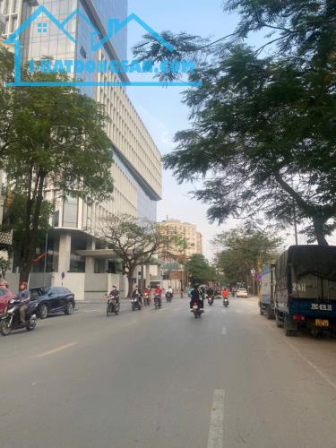 HOÀNG QUỐC VIỆT, ÔTÔ ĐỖ GẦN - HAI THOÁNG TRƯỚC SAU