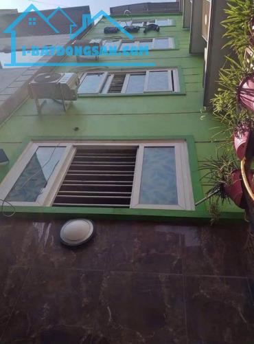 HOÀNG QUỐC VIỆT, ÔTÔ ĐỖ GẦN - HAI THOÁNG TRƯỚC SAU - 1