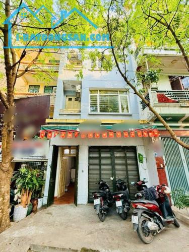 PHÂN LÔ TRUNG KÍNH - 70M2 x 5T - MT 5.2M - 36 TỶ - VÌA HÈ - Ô TÔ TRÁNH - 2 THOÁNG - KD - 1