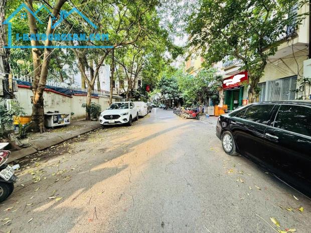 PHÂN LÔ TRUNG KÍNH - 70M2 x 5T - MT 5.2M - 36 TỶ - VÌA HÈ - Ô TÔ TRÁNH - 2 THOÁNG - KD - 3