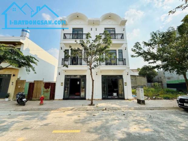 Nhà phố 3 lầu rất đẹp, khu dân cư vip đồng bộ, đường 12m. Nhà rộng gia đình ở thoải mái