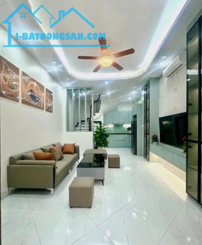 Chủ cần giảm 200 triệu còn 4.85 tỷ nhà 5 tầng ngay chợ Kiến Hưng ô tô đỗ cực gần Hà đông