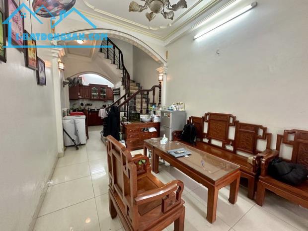 Nhà đẹp Ngõ Ô Tô Đường Hoàng Mai. 35m2, Mặt Tiền 3,3m .5 tầng. đẹp long lanh chỉ với 9 tỉ