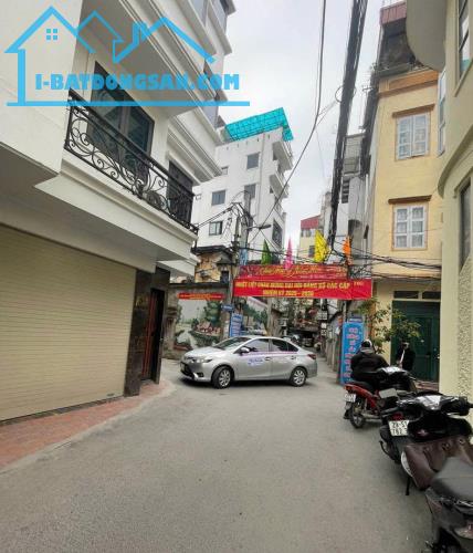 Bán nhà Phố Cầu Giấy, ô tô đỗ cổng, nhà ngõ riêng ,giá 8.5 tỷ