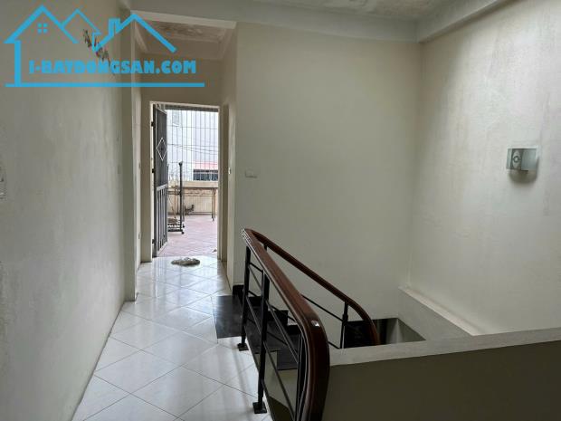 Cho thuê nhà ngõ 202 Giáp Bát, 4 tầng x 45m2, 4 ngủ, 3 WC, 14 Triệu