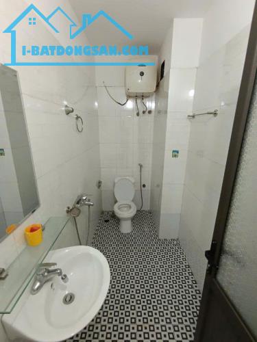 SIÊU RẺ,-NHỈNH 7TỶ  NHÀ DÂN XÂY PHỐ TRẠM 35M2- NGÕ THÔNG- Ô TÔ VÀO NHÀ CHỐT  NHANH - 4