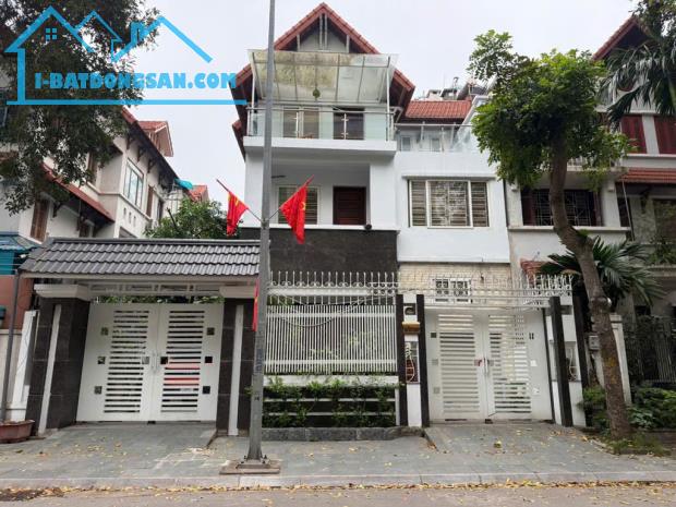 [GẤP] Bán nhanh BT bán đảo Linh Đàm view hồ lộng gió 200 m2 sổ đỏ giá rẻ 46 tỷ