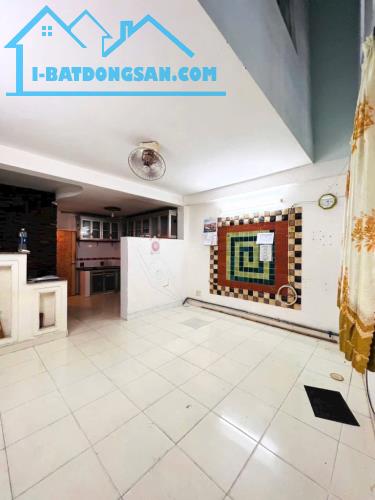 SÁT MẶT TIỀN NGUYỄN ĐÌNH CHÍNH PHÚ NHUẬN, NHÀ 5 TẦNG, 33M2, NGANG 4.5M, 3 PHÒNG, CHỈ 6.15 - 3
