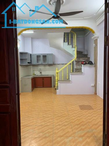 Bán nhà chính chủ 30m2 4 tầng Hoàng Mai chỉ có 2 tỷ 8 quá rẻ - 1