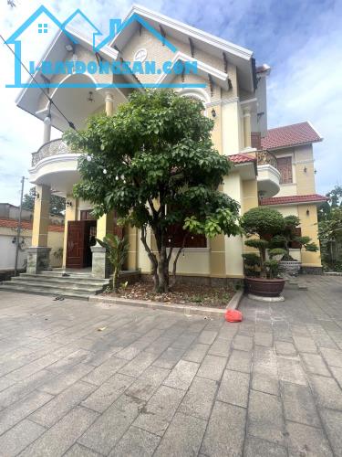 Bán BIỆT THỰ 555m2 Đông Hòa, FULL nội thất Gỗ quý hiếm,cực kì mát