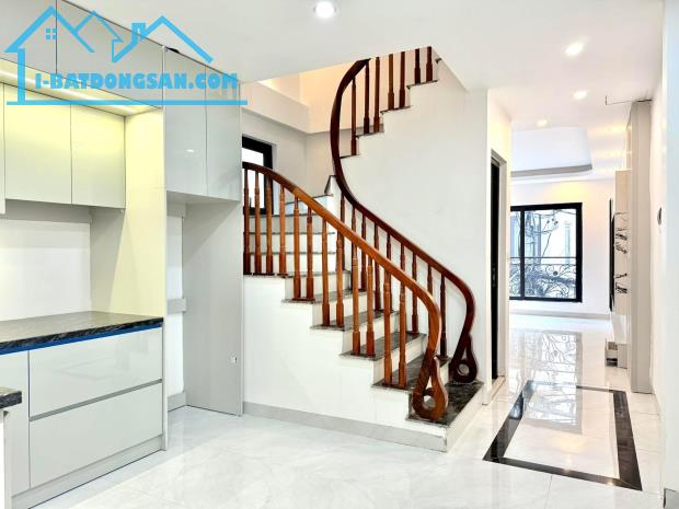 Nhà 5 tầng, 36m², Đường Bát khối Long Biên Hà Nội  	•	Diện tích: 36m² 	•	Thiết kế: 5 tầng, - 2