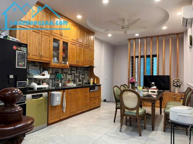 Nhà đẹp -nội thất cao cấp thiết kế hiện đại gần phố tam Trinh