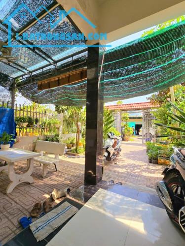 Kinh Khủng Khiếp, Nhà Dt 200m2, ngang 6, Mặt Tiền, Quận 9, Giá chỉ 2.95ty - 2