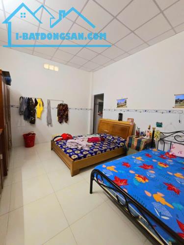 Kinh Khủng Khiếp, Nhà Dt 200m2, ngang 6, Mặt Tiền, Quận 9, Giá chỉ 2.95ty - 3