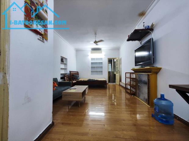 Cho thuê căn hộ tập thể phố Ngọc Hà, Ba Đình, 60m2 sẵn nội thất ô tô đỗ cầu thang gần phố