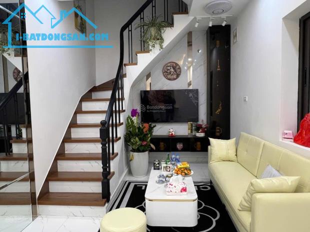 Bán nhà - phố Lò Đúc - 35 m2 - 3 tầng - nở hậu - ôtô đỗ cửa - kinh doanh - giá: 9 tỷ - 1