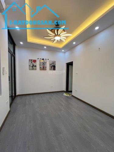 Bán nhà - phố Lò Đúc - 35 m2 - 3 tầng - nở hậu - ôtô đỗ cửa - kinh doanh - giá: 9 tỷ - 2