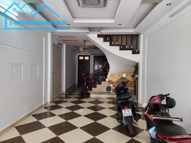 Bán Nhà Hoàng Quốc Việt. Cầu Giấy. Ô Tô. Vỉa Hè. DT 59m2. MT 4,4m. 5 Tầng. Giá 24,7 Tỷ.