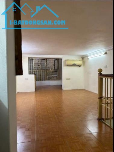 Cho thuê căn hộ Tập thể Tầng 2 Đường Thành 55m2, 5.5 Triệu