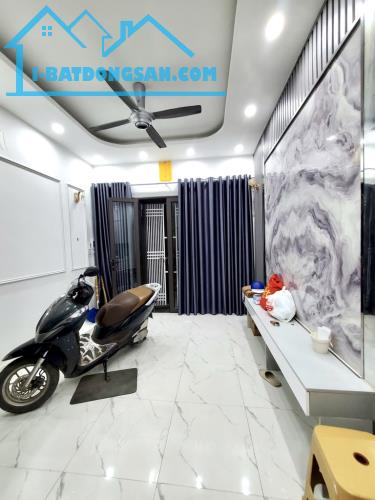 Nhất vị trí, nhì nhà đẹp, Hộ khẩu HBT, 4 tầng 3 ngủ giá 5,85 tỷ, nhà 2 thoáng, full nội th
