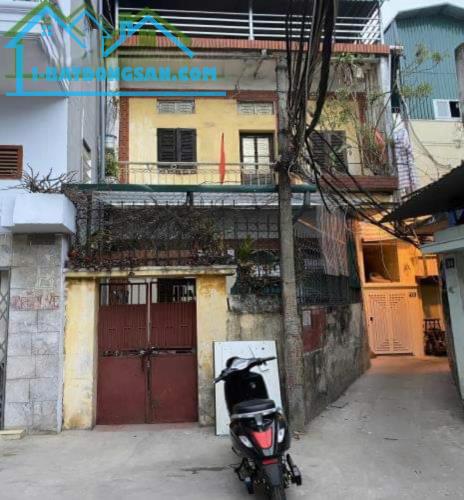 Cho thuê nhà riêng ở nhóm 8 người ngõ 189 Lò Đúc, 3 tầng x 45m2, 2 ngủ, 2 WC, 10 Triệu/th