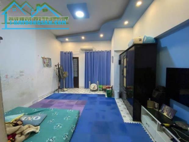 Cho thuê nhà riêng ở nhóm 8 người ngõ 189 Lò Đúc, 3 tầng x 45m2, 2 ngủ, 2 WC, 10 Triệu/th - 1
