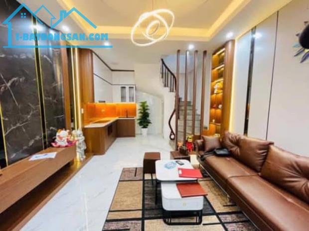 Nhà Đẹp Gần Đường Lĩnh Nam, Hoàng Mai 30m, 5 tầng, mt 4.6m, giá 5.8 tỷ.