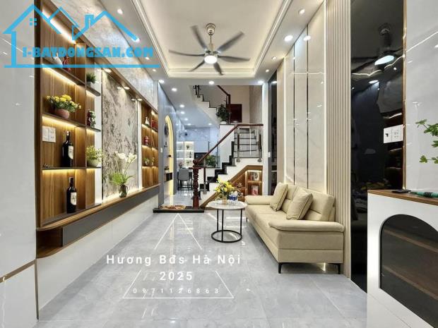 Cầu Giấy - nhà đẹp dân xây - full nội thất - 2 mặt thoáng - gần phố - 40m. Nhỉnh 8tỷ - 1