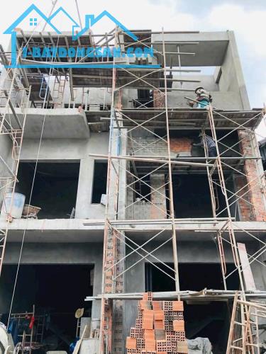 Nhà sổ riêng hoàn công mới xây 2 lầu 1 trệt 5.8 tỷ/100m1