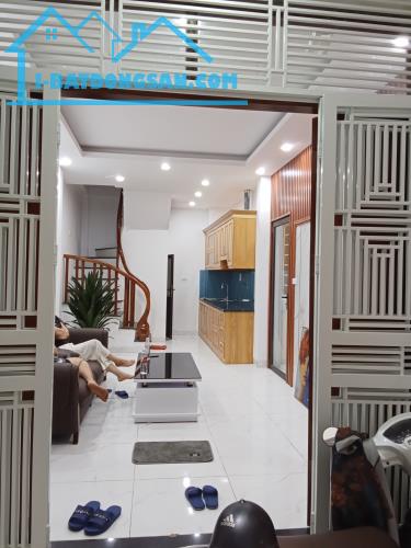 Cực phẩm lô góc văn quán đường oto  Thiết kế mới có ô chờ thang máy  DT 40m giá 8 tỷ  5Tần - 2