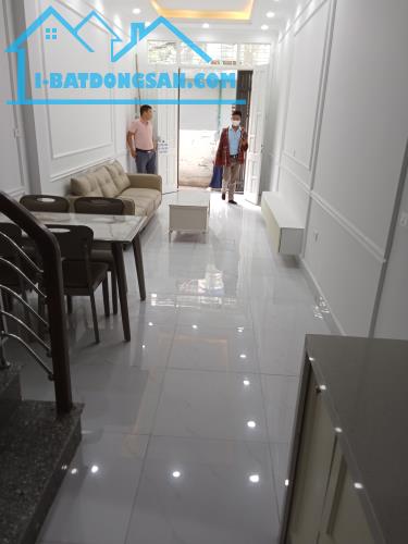 Cực phẩm lô góc văn quán đường oto  Thiết kế mới có ô chờ thang máy  DT 40m giá 8 tỷ  5Tần - 3