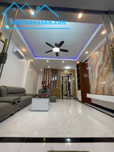 Bán nhà Phạm Văn Đồng 6 tầng 38m2 thang máy nhập, hai thoáng, ngõ rộng, kinh doanh, giá 8.