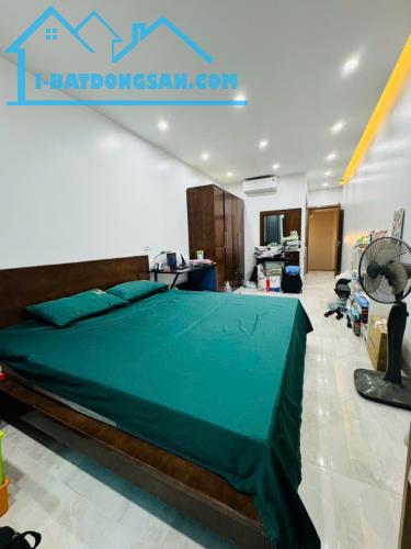Bán nhà Phố Tạ Quang Bửu - 80m2 x 2 nhà 4 Tầng - 2 mặt ngõ - ÔTÔ ĐỖ CỬA VÀO NHÀ - 2