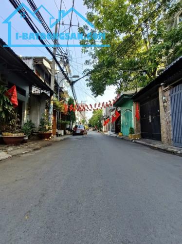 Bán nhà  Cấp 4, Hẻm xe hơi 8m Lê Văn Quới, DT: 8x20m, tiện xây, giá 13.9 tỷ.