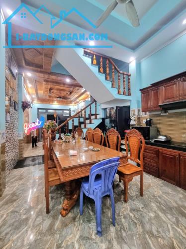 Bán nhà 3 Tấm ĐẸP Dĩ An,nội thất toàn Gõ Đỏ xìn xò con bò,nhà dành cho ĐẠI GIA - 1