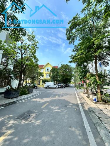 Bán biệt thự khu đô thị Đặng Xá-Gia Lâm, 225m2,4 tầng 2 mặt tiền  view vườn hoa