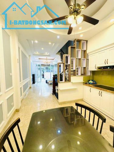 Nhà chia lô 5 tầng. 35M,MT4,5m. ngõ trước nhà 3M ,gía trên 5 tỷ tại Ngọc Thuỵ - 1