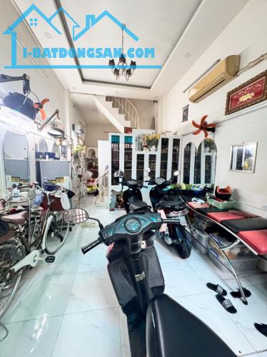 HOÀNG HOA THÁM P7 BÌNH THẠNH - HẺM RỘNG - NHÀ 2 TẦNG Ở NGAY - GIÁ 5.3 TỶ - 1