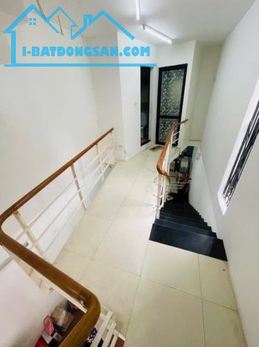 Phố Ngọc Thụy. Nhà dân xây chắc chắn khuôn tiền nhỏ xinh xinh - 1