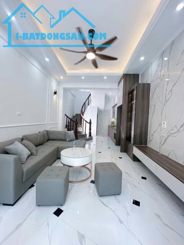Bán nhanh nhà Ngọc Thụy, Long Biên 50m2, 5 tầng, 3.9m mặt tiền, VF3 đỗ cửa chỉ hơn 8 tỷ