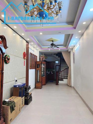 Bán nhà Lạc Long Quân- 35m x5T- mới xây- ở ngay- gần Hồ Tây- 7 tỷ hơn