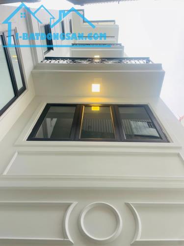 Bán nhà Giang Biên Long Biên 43m 6 tầng thang máy ô tô đỗ cổng 8,48 tỷ
