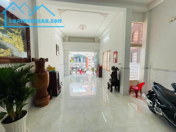 Nhà mặt tiền đường, q Tân Phú ,14 tỷ ,135 mv , ngang 5m ,dài 27 m - 3