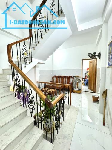 Bán nhà 3 tầng BTCT, 69m2, 5PN,3 bước ra MT Lê Văn Việt, Hiệp Phú, Q9