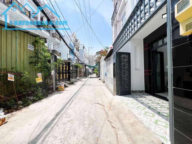 Bán nhà hẻm xe hơi tại TT Nhà Bè - Diện tích: 4,35m x 10,75m - Giá bán: 5 Tỷ 750 Triệu - 1