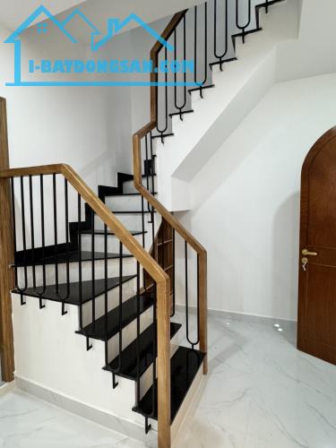 Nhà mới, hẻm vài bước ra xe hơi. 3tầng 3pn, 36M2 👉 6,9 tỷ. Đường Trần Quang Khải, Q1. - 2