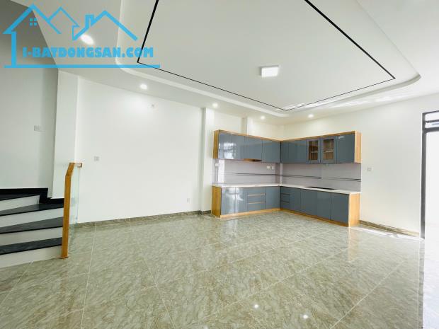BÁN NHÀ 3 TẦNG HẺM Ô TÔ GẦN CHỢ VĨNH HẢI
- DT: 107,5m2 . DTSD: 201m2
- 
- Giá bán : 5 - 1